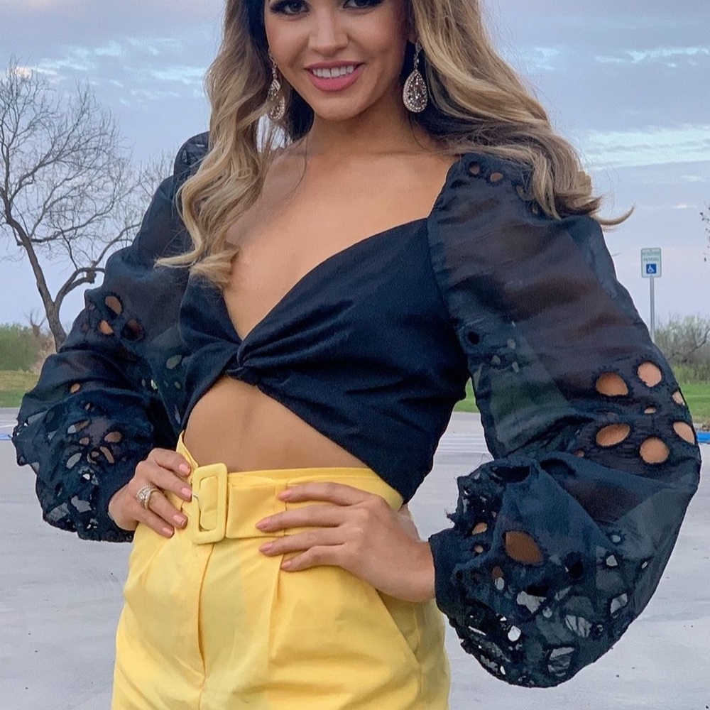 Medium Black Puff Sleeve Front Twist Crop Top